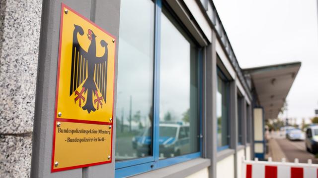 Kontrolle: Mann will zugekokst und mit gefälschten Papieren einreisen