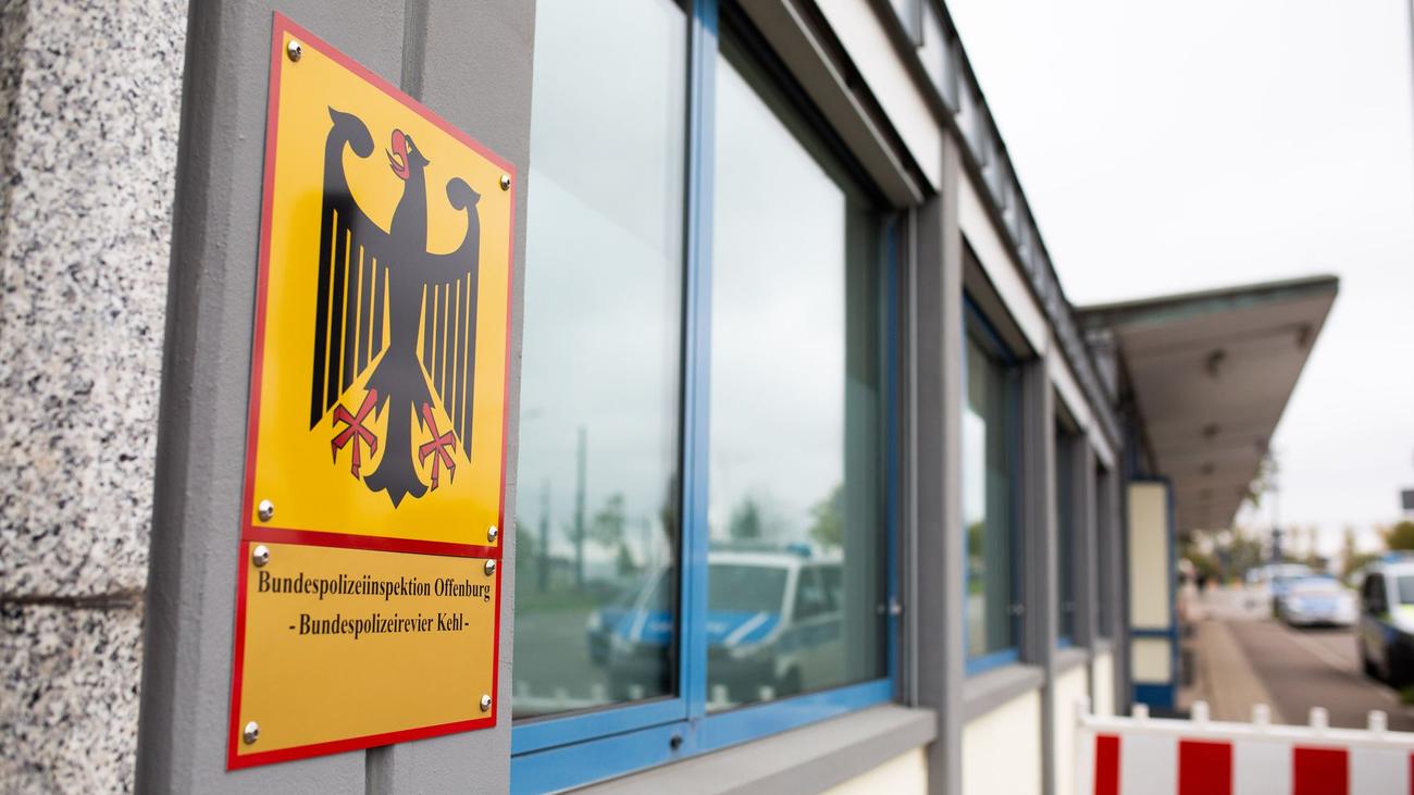 Kontrolle: Mann will zugekokst und mit gefälschten Papieren einreisen