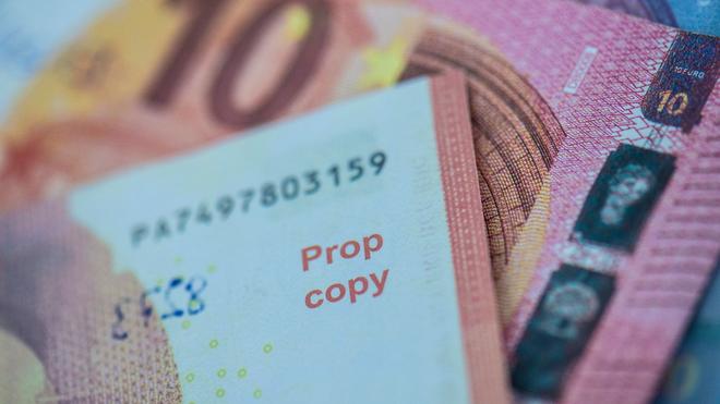 Kriminalität: In der Umhängetasche des Mannes fand die Polizei zwei Bündel mit 20-Euro-Scheinen im Gesamtwert von 3.400 Euro. (Symbolbild)