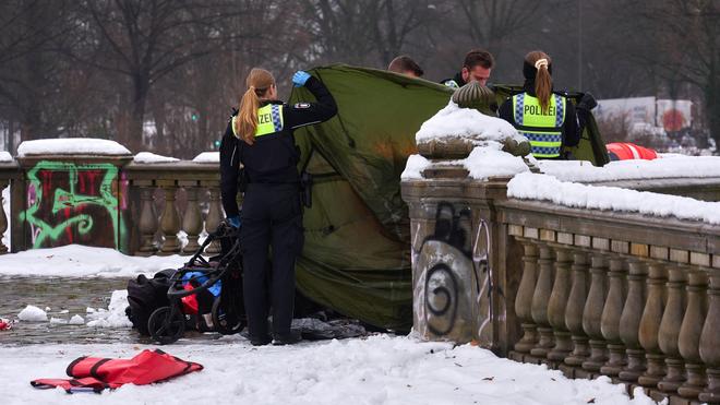 Notfälle: Rund um die Kennedybrücke haben Obdachlose ihre Zelte aufgeschlagen. Die Polizei hat am Vormittag einen toten Mann in einem Zelt auf der Brücke gefunden. (Archivbild)