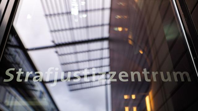 Überfall auf Juwelier: Prozess um Juwelen-Raub in Würzburg - Angeklagte schweigt