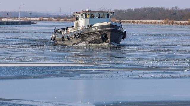 Unfälle: Schiff kollidiert mit Eisscholle auf dem Mittellandkanal