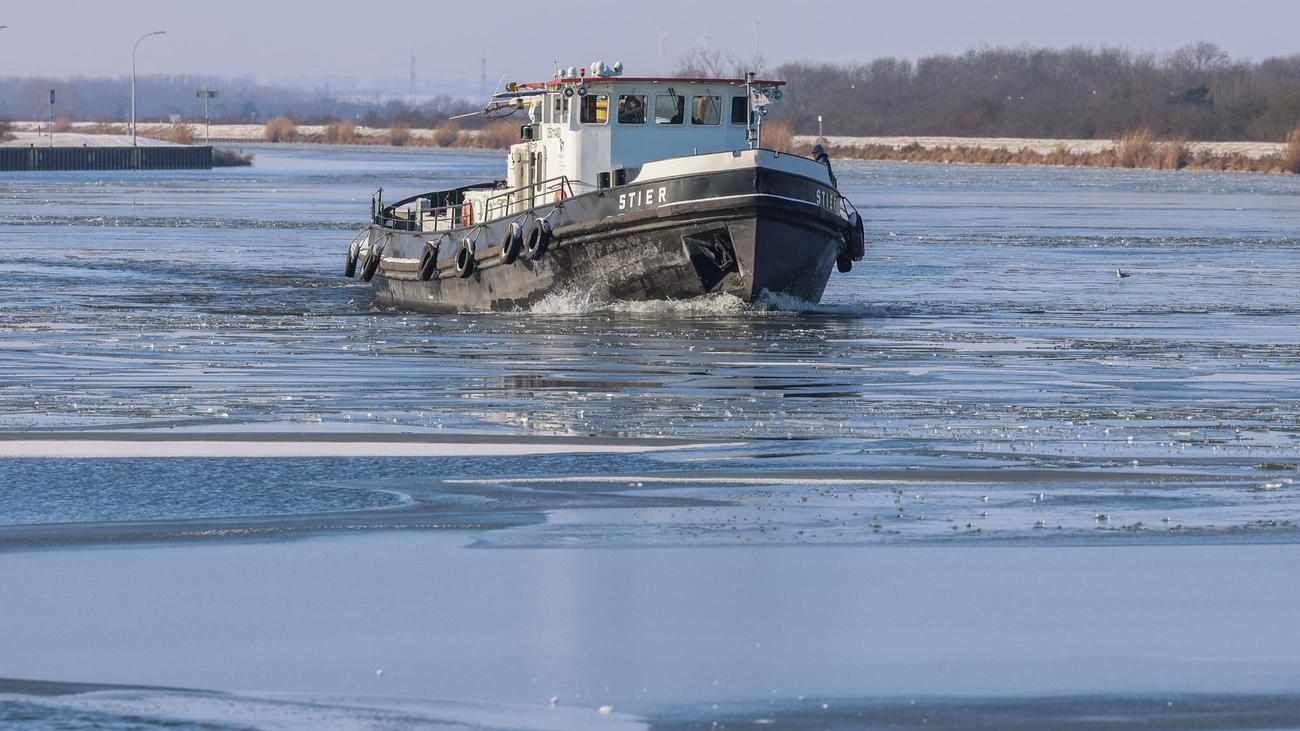 Unfälle: Schiff kollidiert mit Eisscholle auf dem Mittellandkanal
