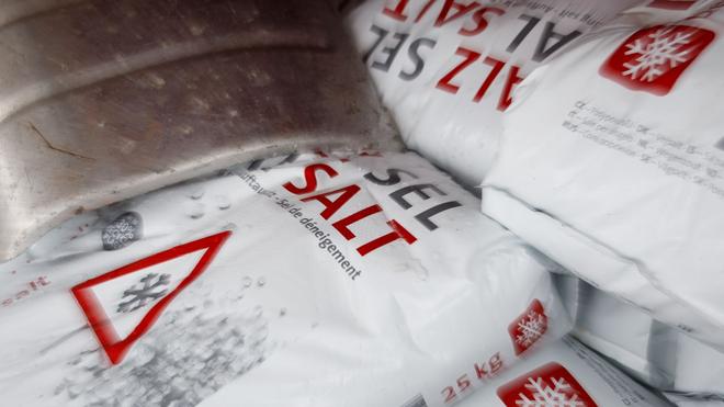 Kriminalität: In Cuxhaven haben Diebe rund 60 Säcke Streusalz gestohlen. (Symbolbild)
