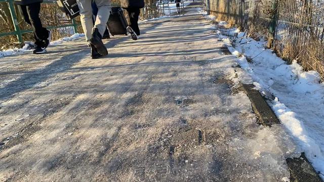 Rutschige Wege: Zu gefährlich: Friedhöfe in Erfurt geschlossen