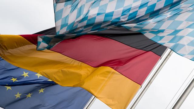 Schulen: GEW nennt Hymnenpflicht bei Schulfeiern "Schnapsidee"