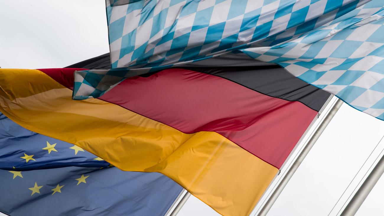 Schulen: GEW nennt Hymnenpflicht bei Schulfeiern "Schnapsidee"