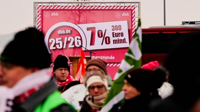 Tarifverhandlungen: Sieben Prozent mehr Lohn, mindestens aber 300 Euro mehr, fordern die Gewerkschaften.