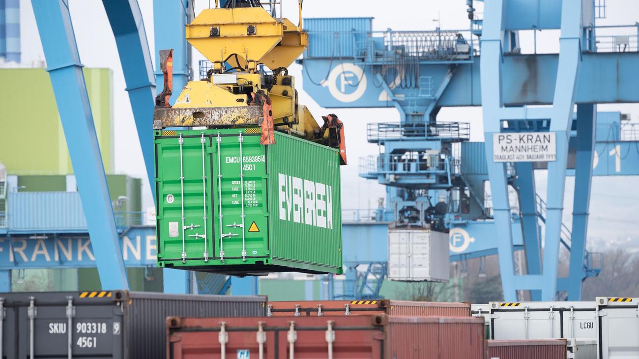 Handel: Güterumschlag an Häfen auf Zehnjahrestiefstand