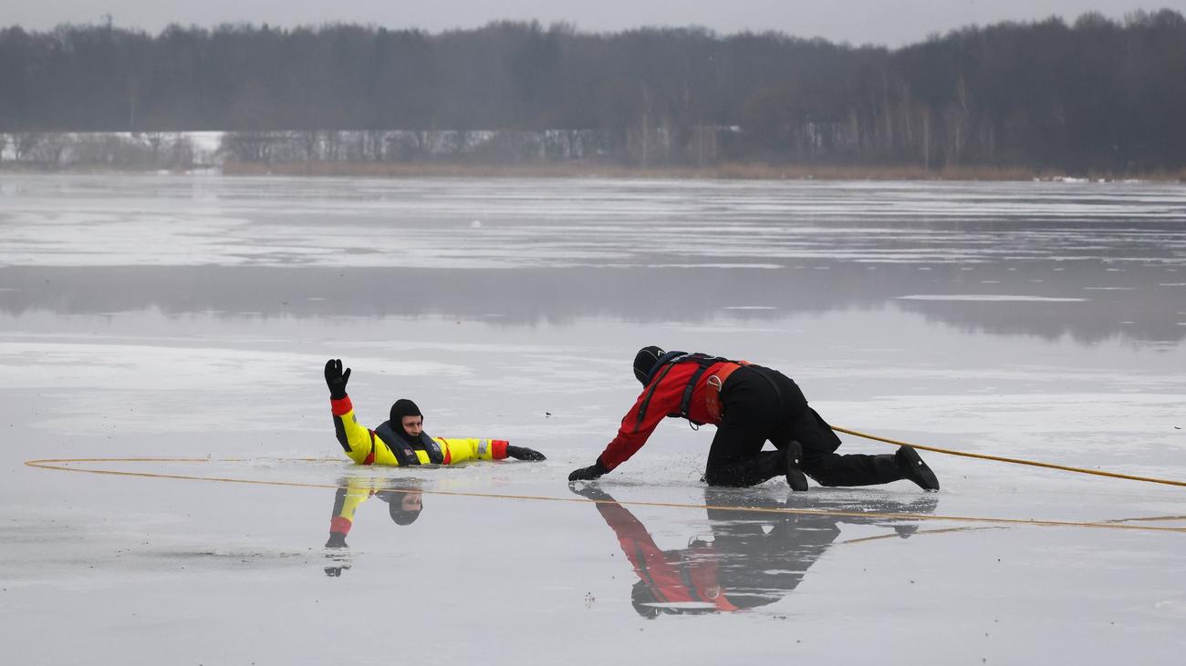 Notfalltraining: Hamburger Feuerwehr übt Rettung auf dem Eis