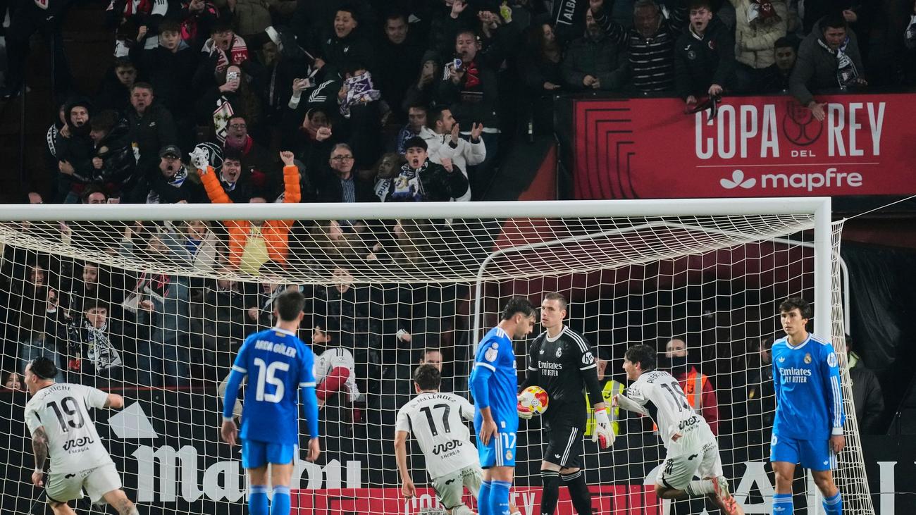 Fußball in Spanien: Nach Trennung von Alonso: Pokal-Blamage für Real Madrid