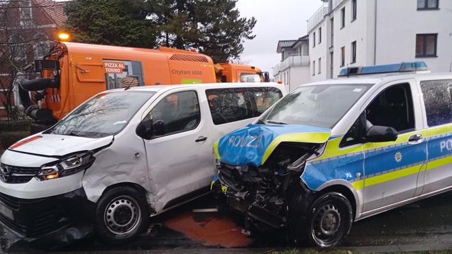 Zusammenstoß in Minden: In Minden war ein Polizeiwagen in einen Unfall verwickelt.