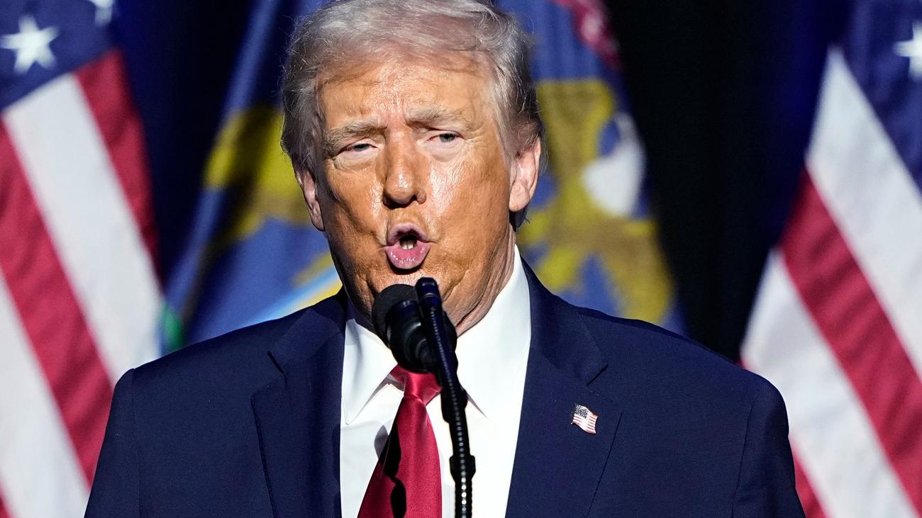 Zwischenfall bei Werkbesuch: Trump zeigt pöbelndem Arbeiter den Mittelfinger