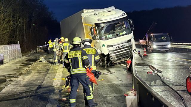 Unfälle: Unfall auf A3 - etwa 1.000 Liter Diesel ausgelaufen