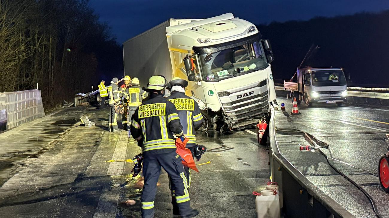 Unfälle: Unfall auf A3 - etwa 1.000 Liter Diesel ausgelaufen