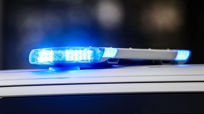 Verkehr: Der Pkw wurde noch mehrere Meter über die Bahngleise geschoben - doch der Fahrer hatte Glück. (Symbolbild)