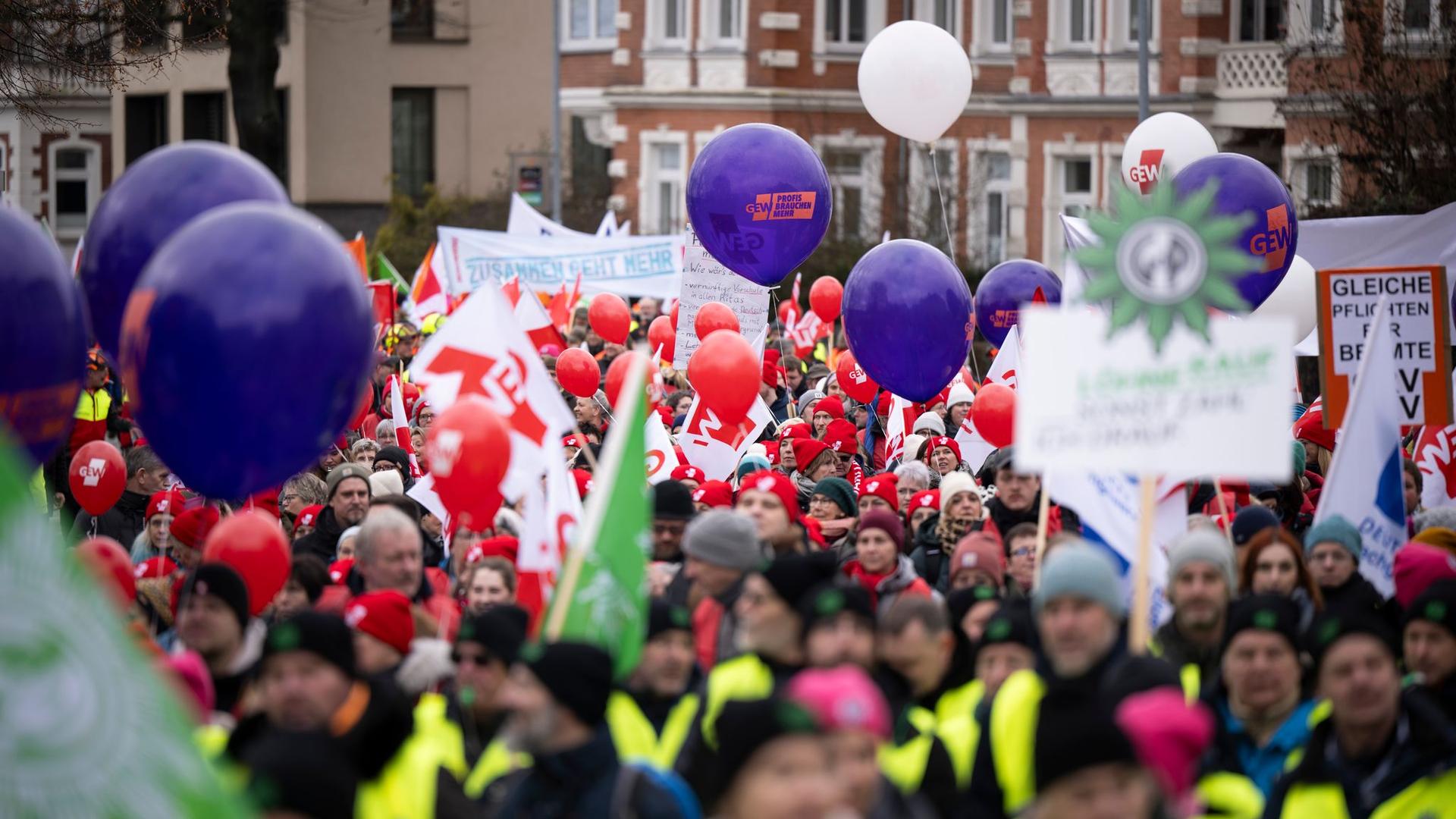 Tarifstreit: Warnstreiktag in MV - Geue: Sieben Prozent sind zu viel