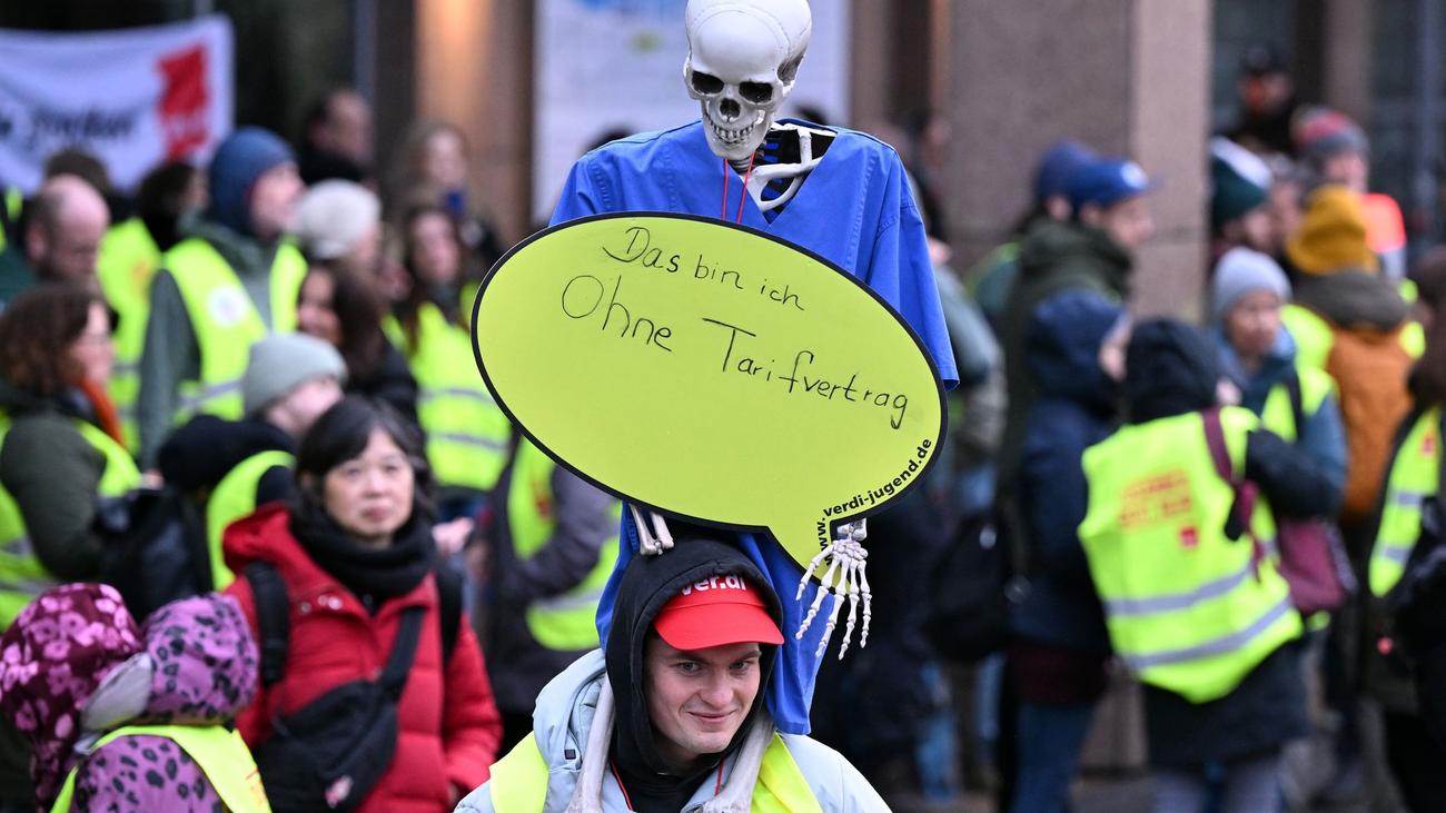 Folgen für Patienten: Weiter Warnstreiks an Unikliniken - Operationen fallen aus