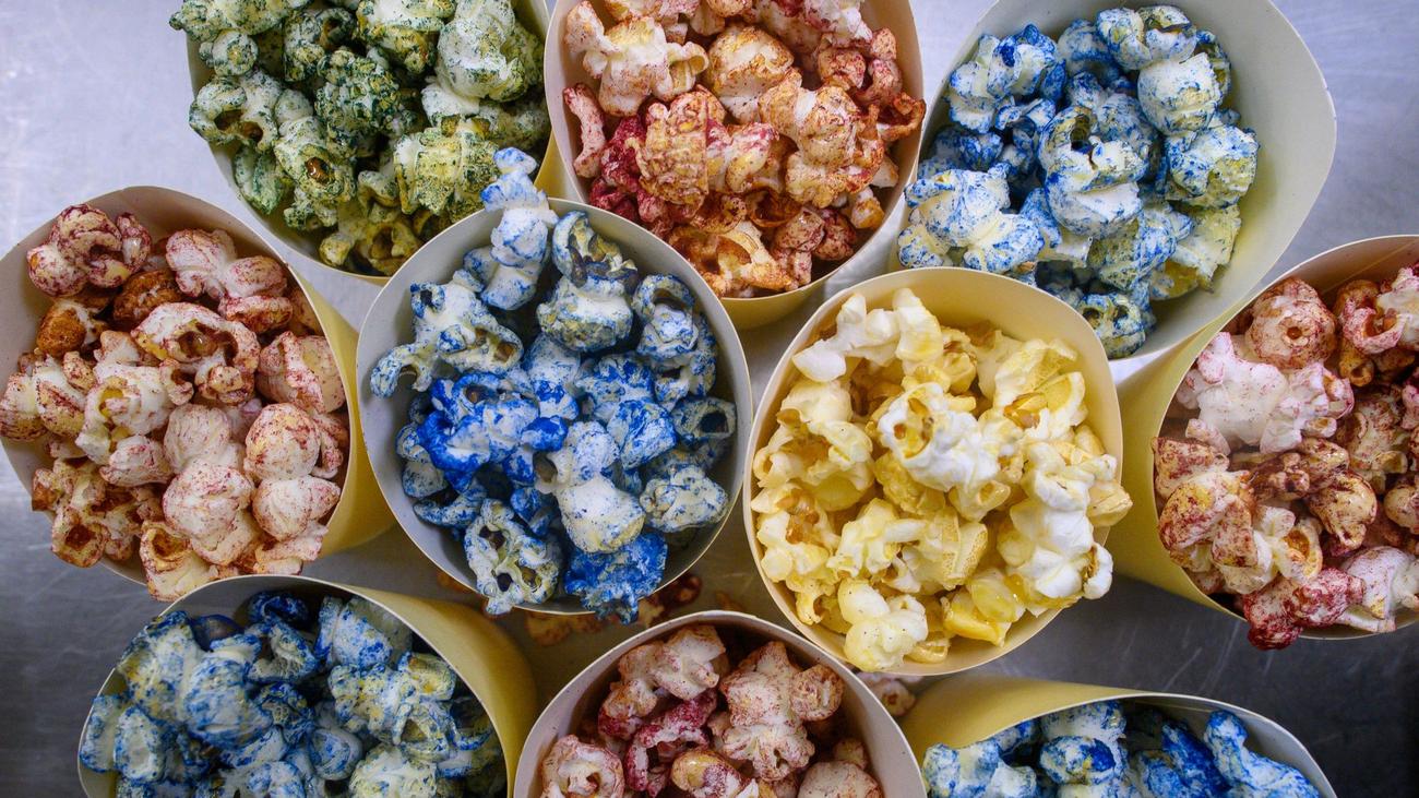 Farbiges Popcorn & Co.: Algen machen Popcorn bunt – Hochschule zeigt neue Produkte