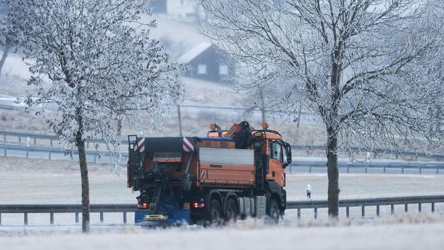 Unfälle: Auto prallt gegen Räumfahrzeug – Fahrer schwer verletzt