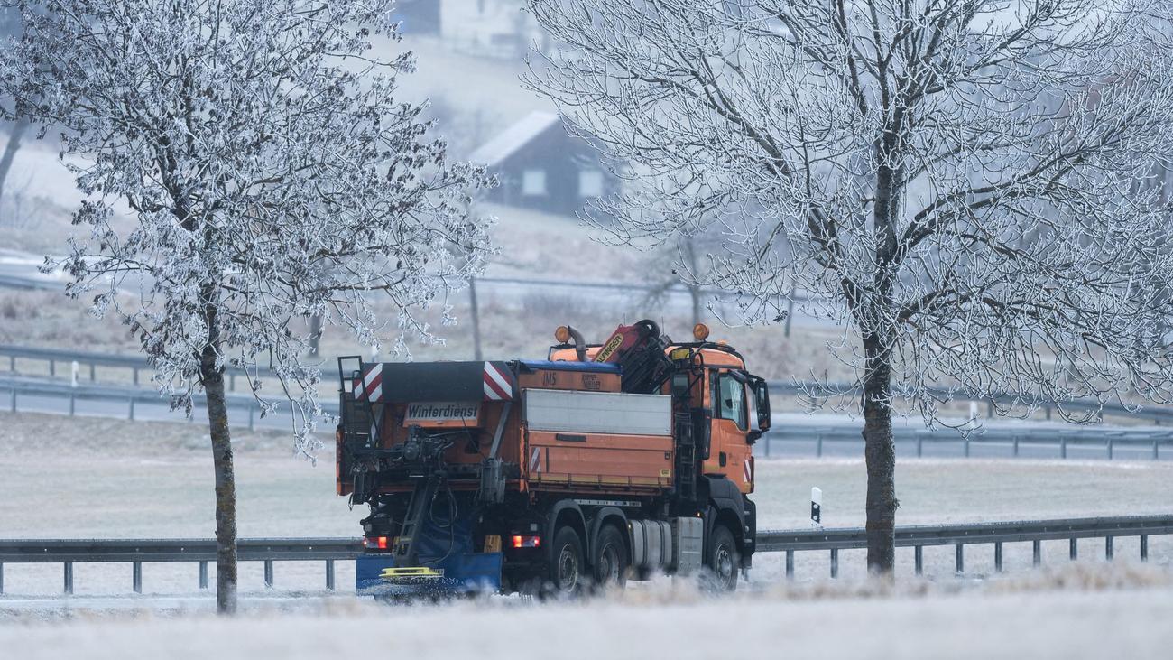 Unfälle: Auto prallt gegen Räumfahrzeug – Fahrer schwer verletzt