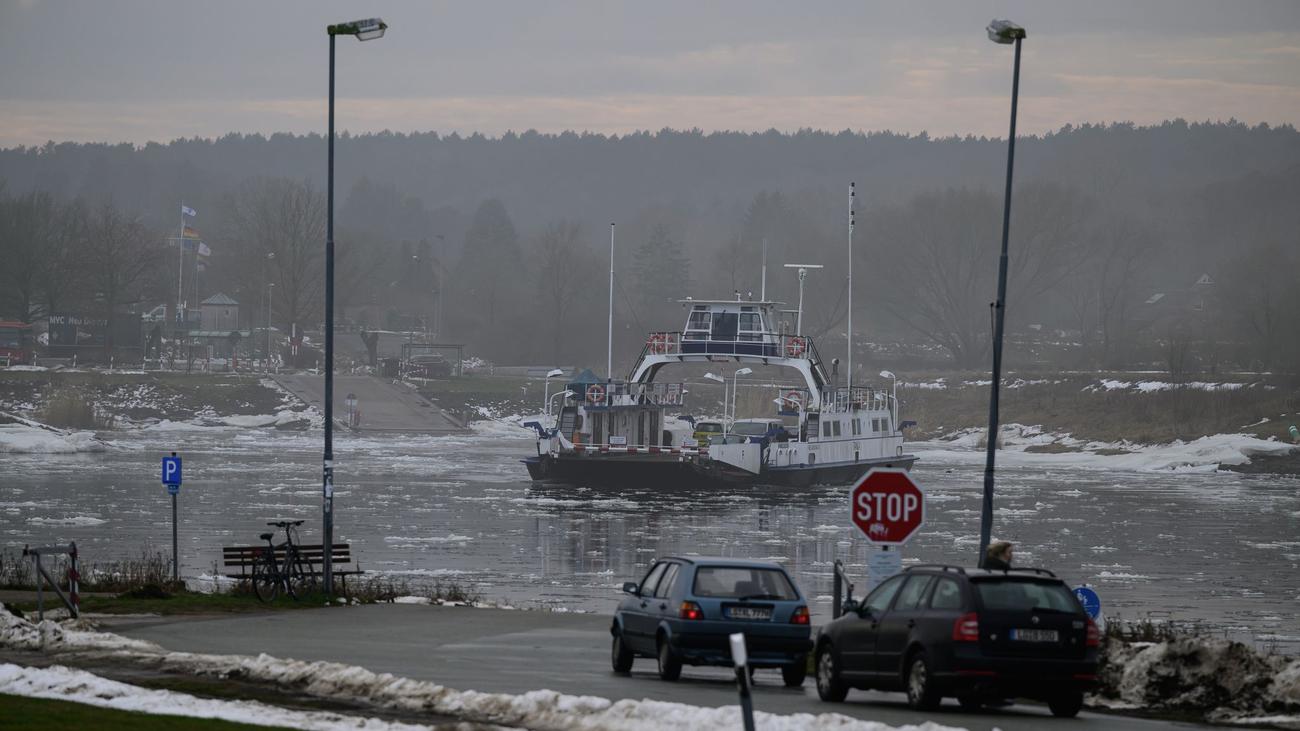 Nach Eisgang: Elbfähre "Tanja" fährt wieder