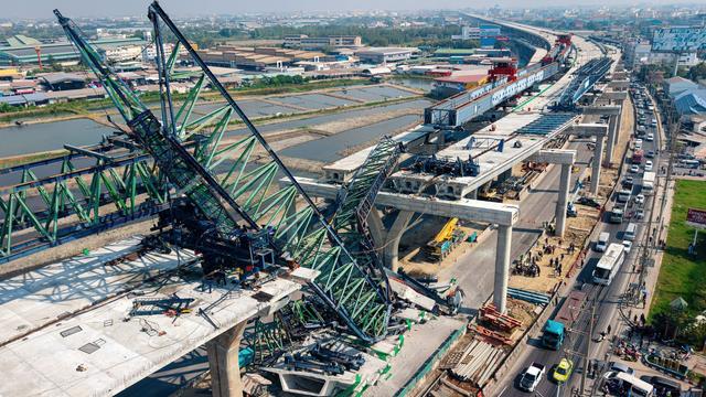 Unfälle: Nach Zugunglück: Kran stürzt auf Schnellstraße bei Bangkok