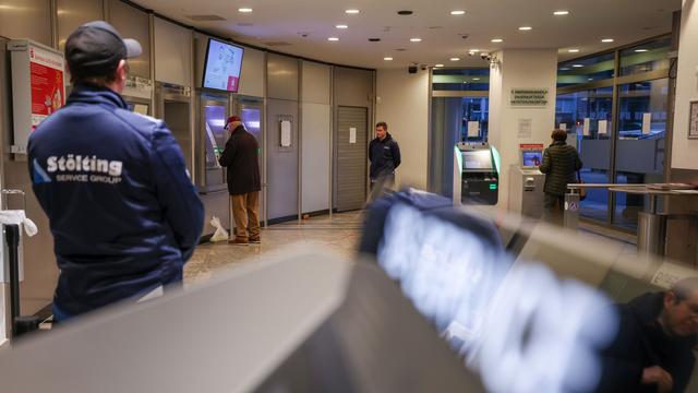 Geldautomaten wieder verfügbar: Sparkasse Gelsenkirchen-Buer öffnet nach Einbruch Foyer