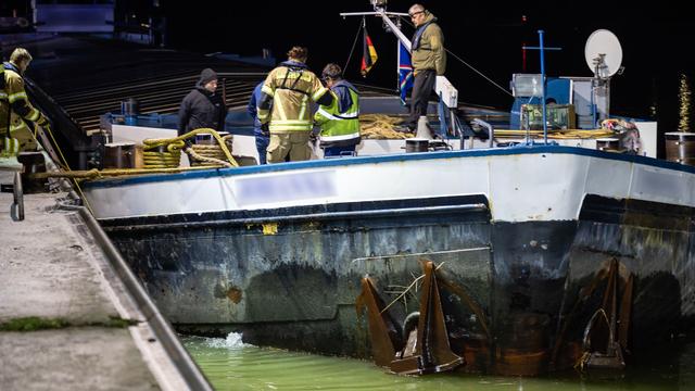 Schifffahrt: Taucher sollen nach Leck bei havariertem Frachtschiff suchen