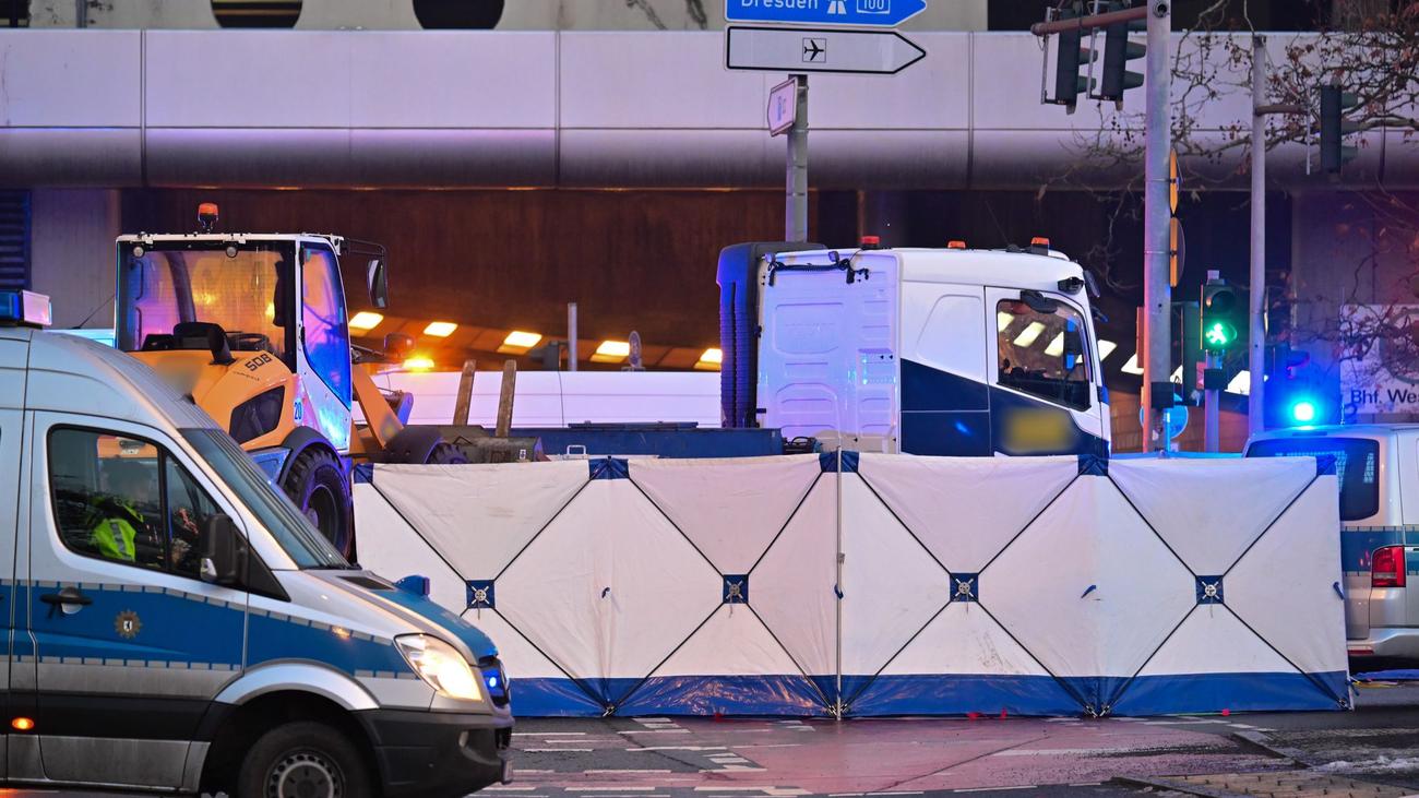 Unfälle: Tödlicher Unfall am ICC - Roller von Lkw erfasst