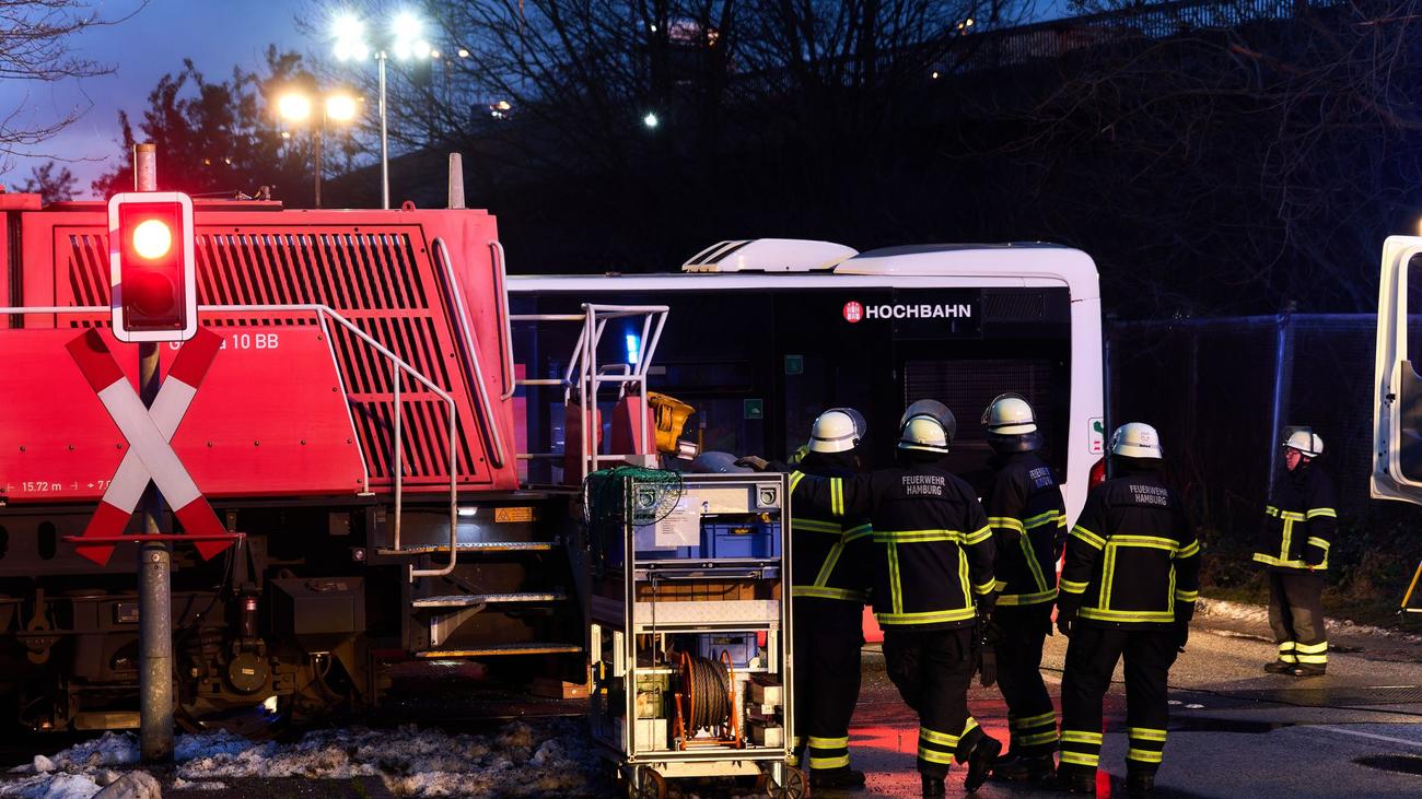 Unfall: Bahn und Bus stoßen in Hamburg zusammen: viele Verletzte