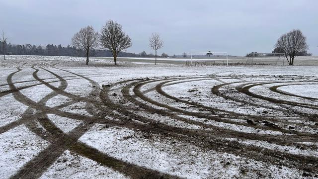 Autos auf Fußballplatz: "Drifter" ruinieren Sportplätze - Vereine sind frustriert