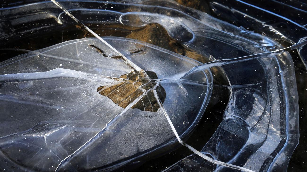 Rettungseinsatz: Feuerwehr rettet Jugendlichen aus zugefrorenem See