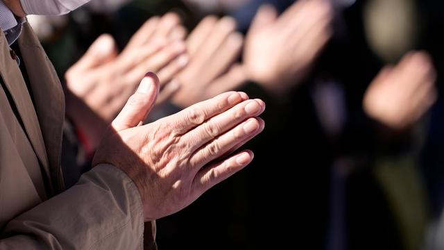 Kirchenbänke färben ab: Flecken auf den Gläubigen: Kirche nach Farb-Panne wieder auf
