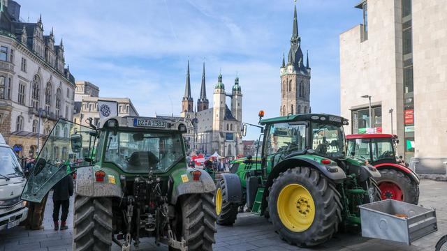 Bauern wollen Zeichen setzen: Landwirte-Demo auf dem Marktplatz in Halle