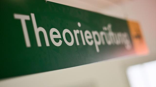 Mannheim: Prüfungsbetrug geht schief – Mann mit Ohrstöpsel in Klinik