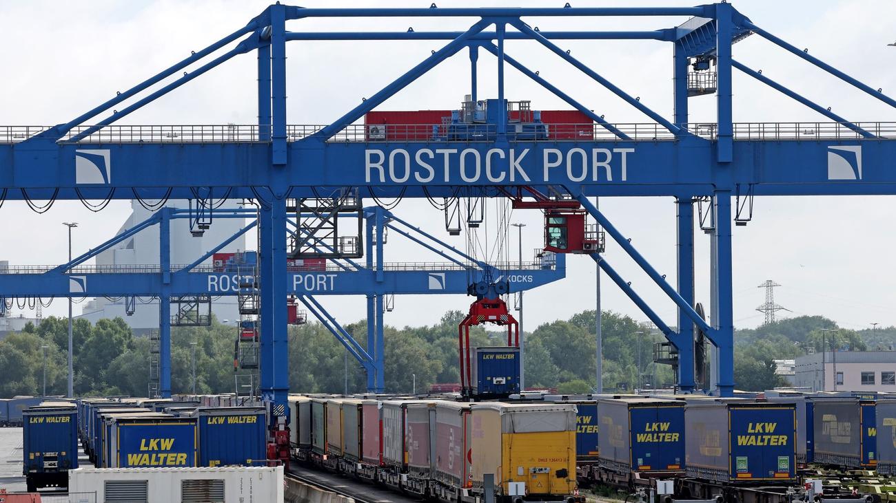 Hafenwirtschaft: Rostocker Überseehafen meldet Umschlagrekord
