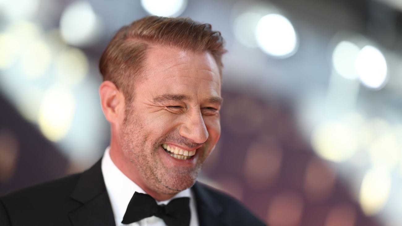 Leute: Sänger Sasha bringt sein Kind mit Golfcart zur Schule