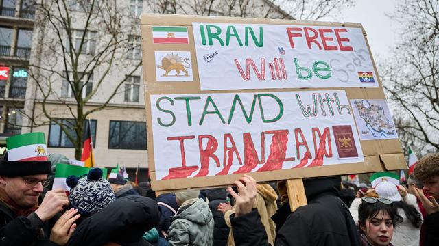Demonstration: Hunderte protestieren in Berlin für Freiheit im Iran