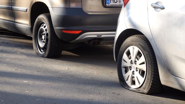 Vandalismus: 37-Jähriger schlägt mit Holzlatte auf parkende Autos ein