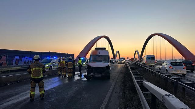 Unfall: Massenkarambolage auf glatter A42 - 19 Autos kollidieren
