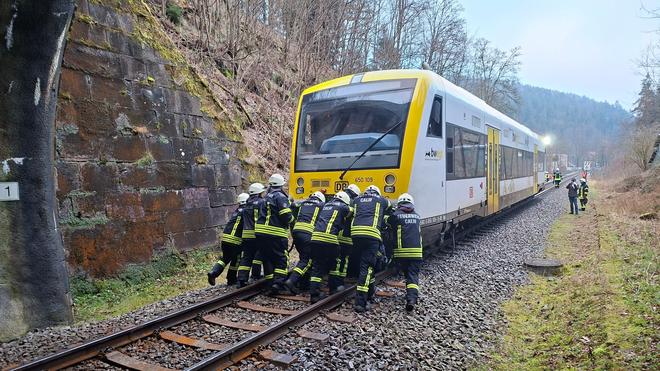 Bahn: Einsatzkräfte der Feuerwehr schoben den Zug aus dem Tunnel hinaus.