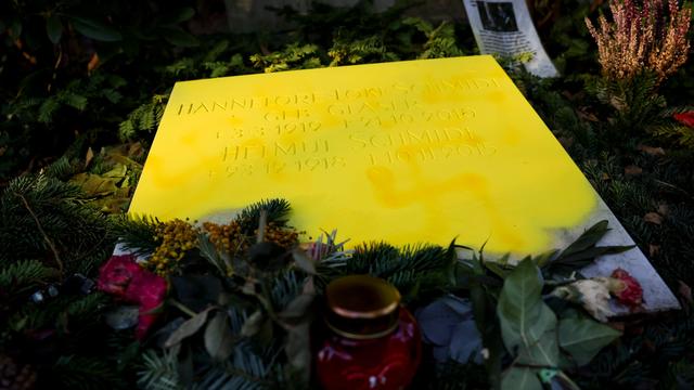 Ohlsdorfer Friedhof: Schmierereien auf Schmidt-Grab - 