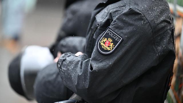 Bremen: Autos und Pyrotechnik - Polizei löst Versammlung auf