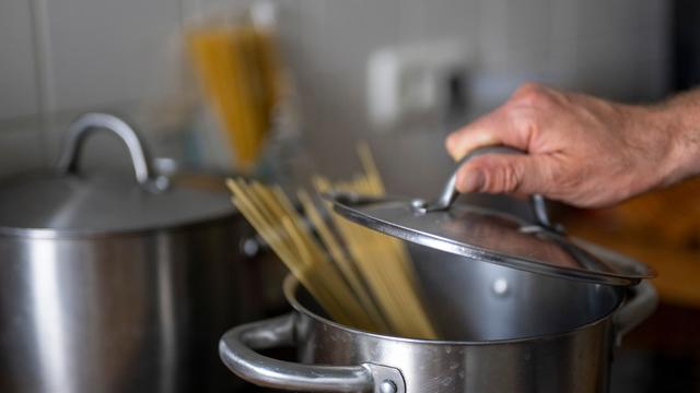 Kurioses: Eindringling am Herd: Unbekannter kocht nachts Nudeln