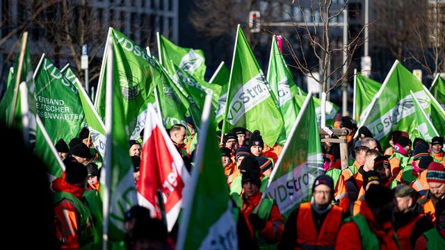 Warnstreiks: Hunderte Autobahn-Beschäftigte demonstrieren in Berlin