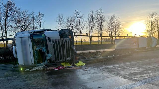 Unfall im Feierabendverkehr: Sperrung: Lkw kippt auf A44 über Mittelleitplanke