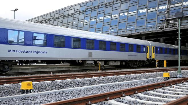 Teils Ersatzverkehr: Zugreisende zwischen Leipzig und Döbeln müssen sich den Tag über auf einen ausgedünnten Fahrplan einstellen. (Symbolbild)