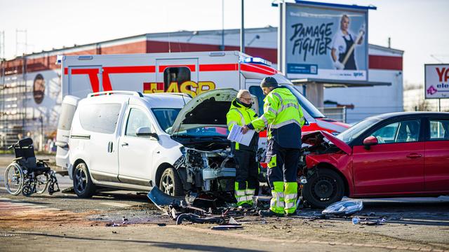 Unfall: Autos stoßen auf Kreuzung in Hannover zusammen - Frau stirbt