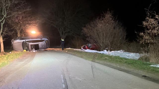 Flucht vor Kontrolle: Flucht vor Polizeikontrolle - Zwei Autos überschlagen sich
